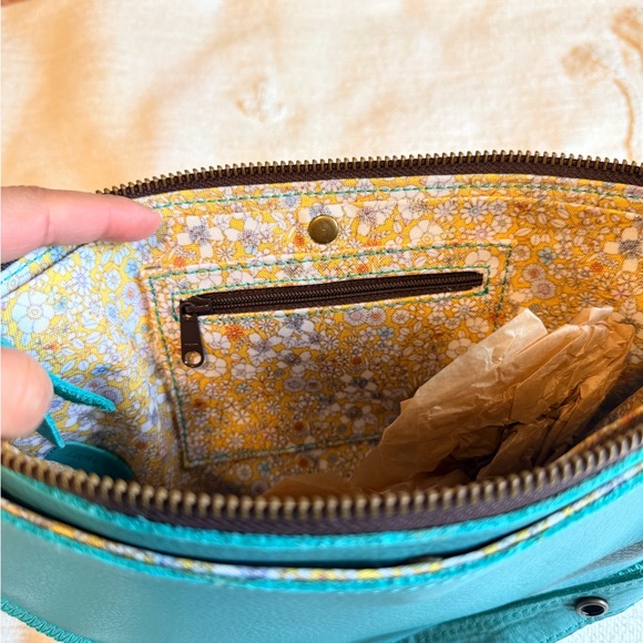 Lyons Teal Leather Biggie Bee Crossbody Sling Bag Purse 1.5L - Picture 10 of 16